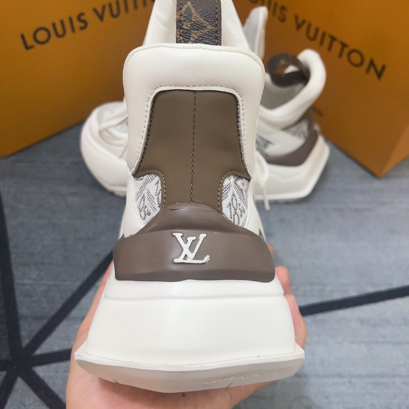 GIÀY L’V WHITE TEXTURE HIGH HOLDER LAI AU SC