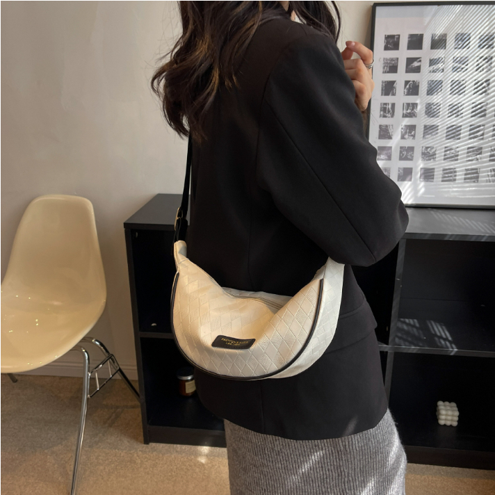 Túi xách nữ dáng thuyền phiên bản mới xịn xò hơn Capucha T322