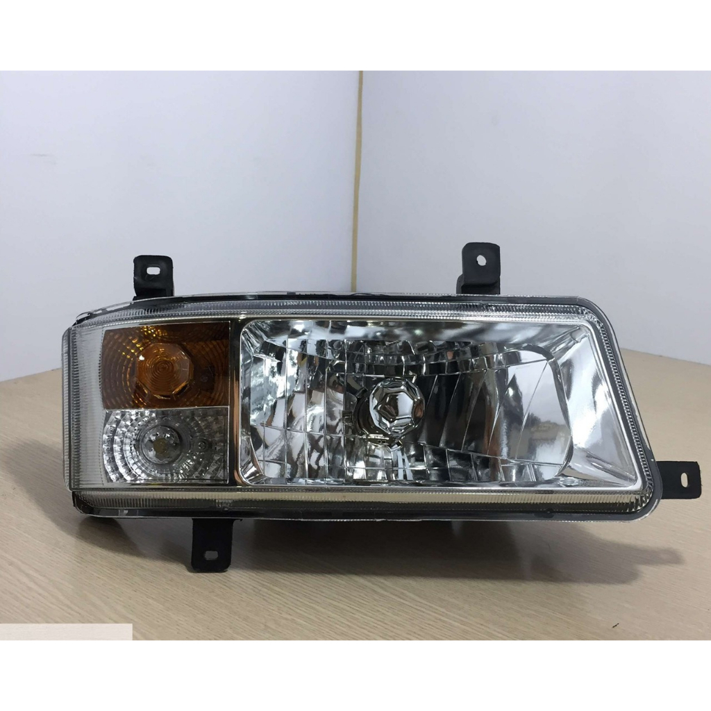 1 cái đèn pha lắp xe đông phong 7 tấn