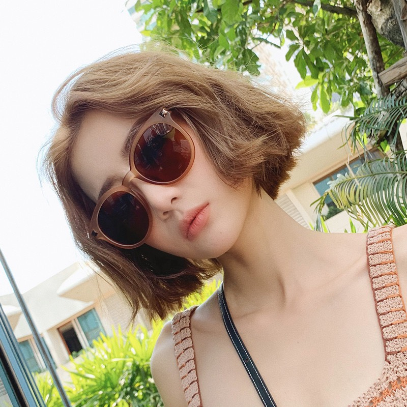 Mắt kinh thời trang màu trà sang chảnh hot trend