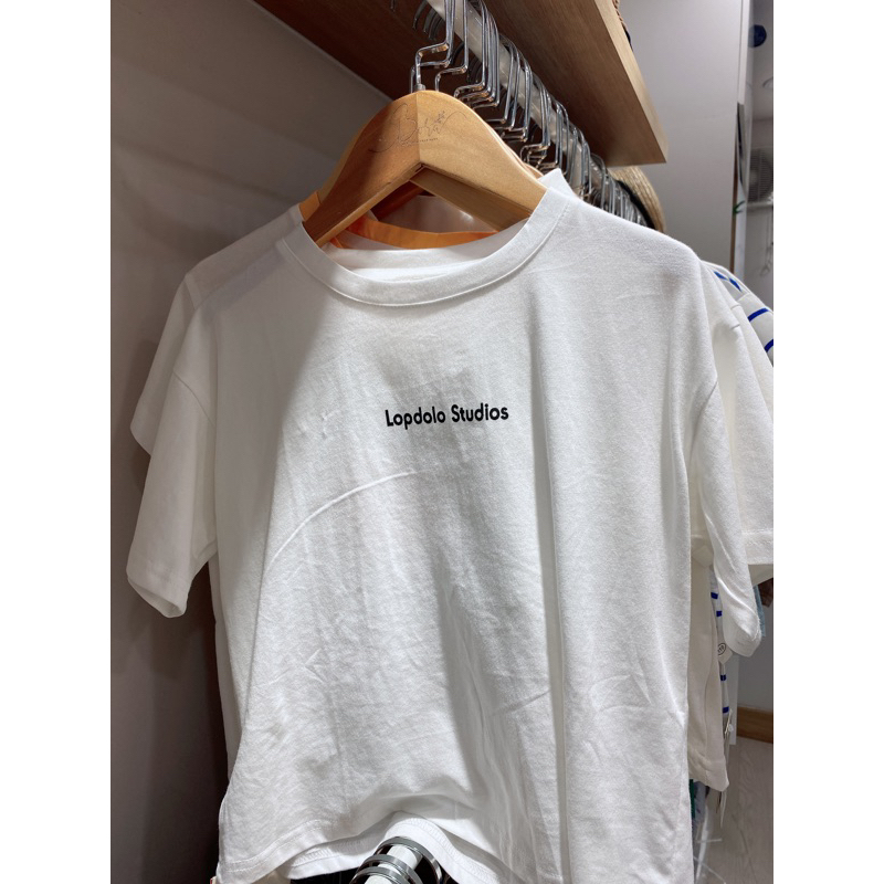 Áo thun cotton chữ Lopdolo Studios cho bé