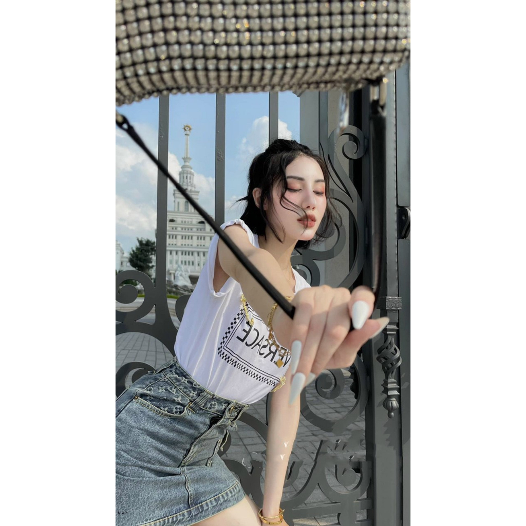 Áo thun chữ 𝗩𝗲𝗿𝘀𝗮𝗰𝗲 đen trắng kèm charm ghim băng vàng