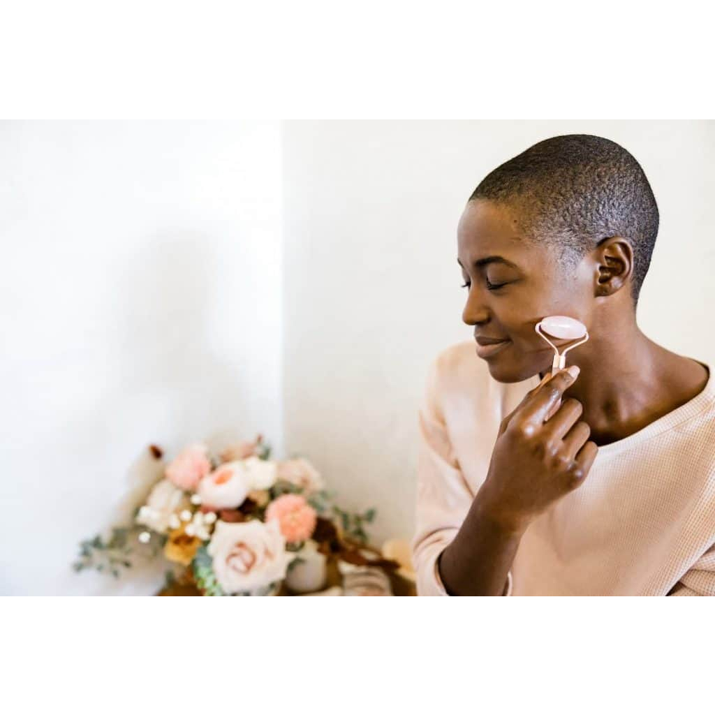 🎉tặng sample🔥Cây lăn matxa mặt chống lão hoá và thon gọn The Body Shop Rose & Shine Rose Quartz Dual Ended Facial Roller