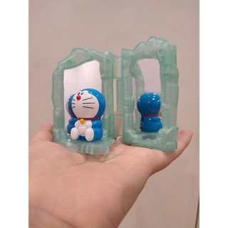 Mô hình Doraemon soi gương