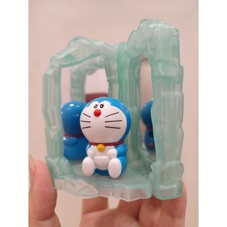 Mô hình Doraemon soi gương