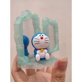 Mô hình Doraemon soi gương