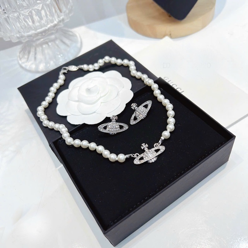Vòng cổ Ngọc Thuỳ Tiên mang siêu sang