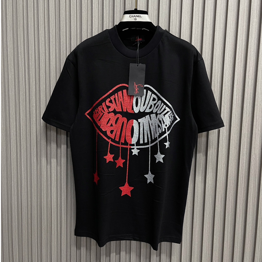 Áo Phông Louboutin họa tiết đôi môi đỏ trắng Hàng siêu cấp ép kim tuyến trước sau. Áo Thun Unisex Nam Nữ Hotrend 2023.