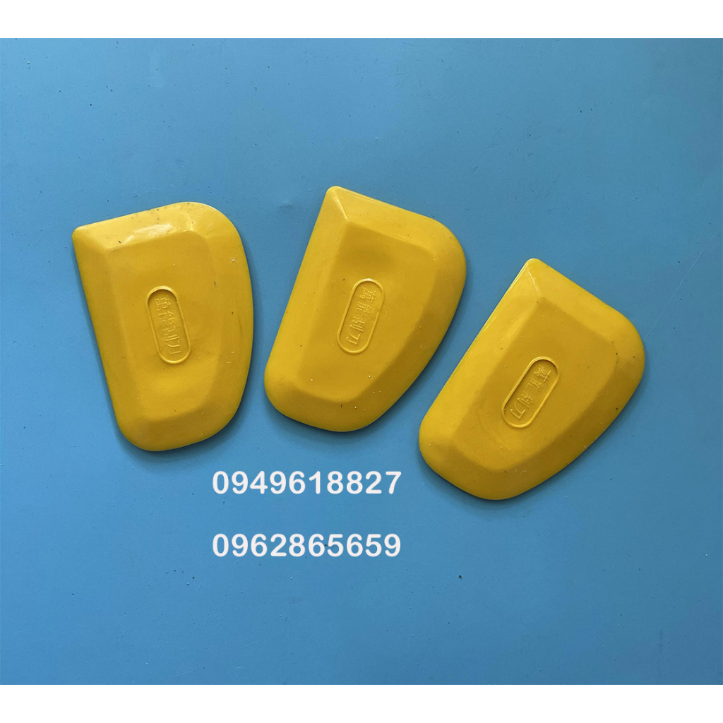 1 dao bả cao su mềm dẻo dùng để bả các đường cong và góc cạnh của xe ô tô xe máy