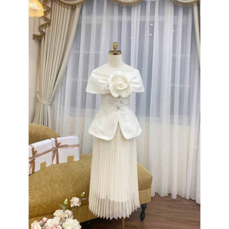 Áo trễ vai hoa ngực