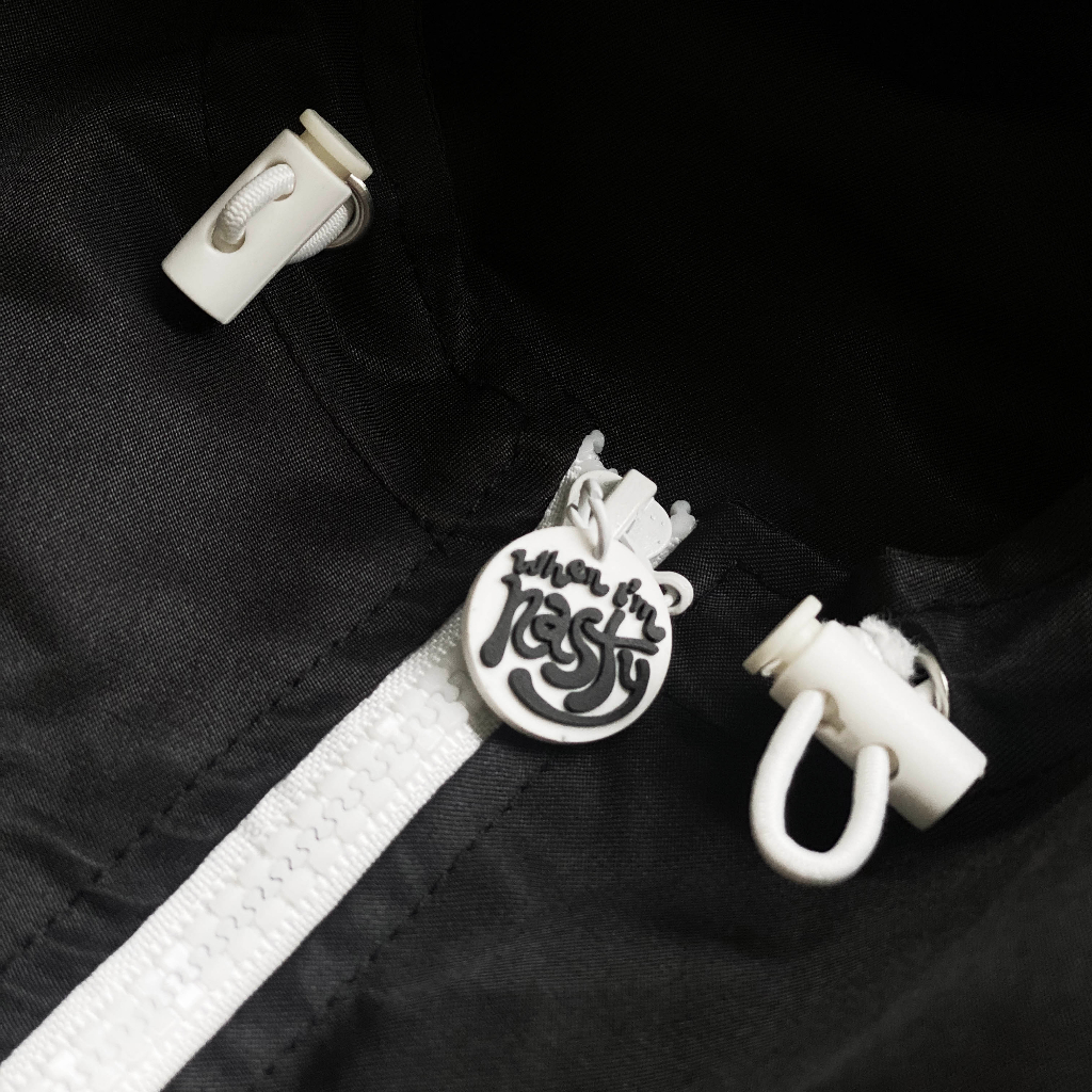 Áo khoác dù nam nữ đơn giản túi hộp dây kéo dáng boxy thêu logo Runnrun thiết kế WHENIMNASTY