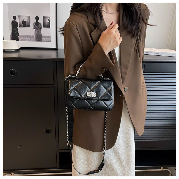 Túi đeo chéo da trám ô vuông phối dây xích xách tay lạ mắt