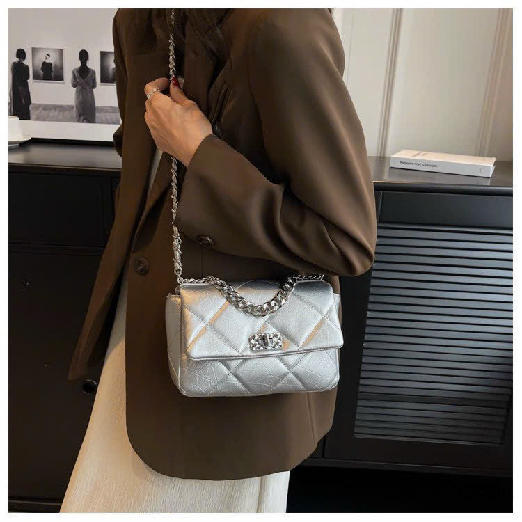 Túi đeo chéo da trám ô vuông phối dây xích xách tay lạ mắt