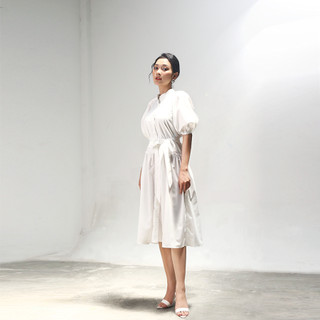 Đầm Midi Tay Phồng Viền Bèo Màu Trắng Chất Vải Kate Luu's Collection