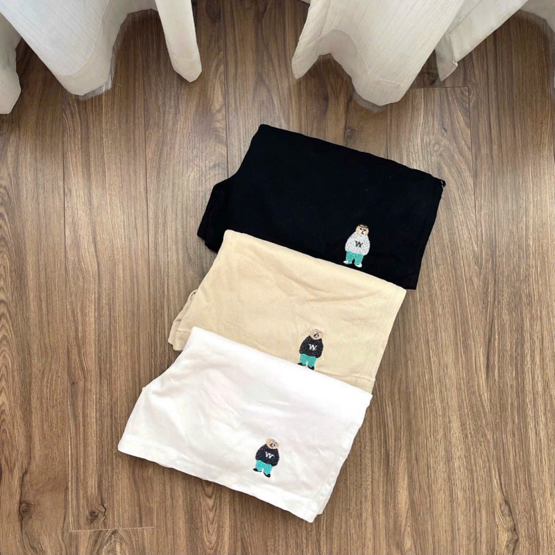 Quần short gấu nữ chất liệu vải kaki hàn mềm mát thông thoáng, hoạ tiết thêu sắc nét.