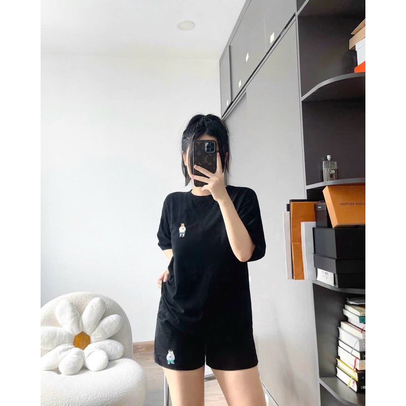 Quần short gấu nữ chất liệu vải kaki hàn mềm mát thông thoáng, hoạ tiết thêu sắc nét.