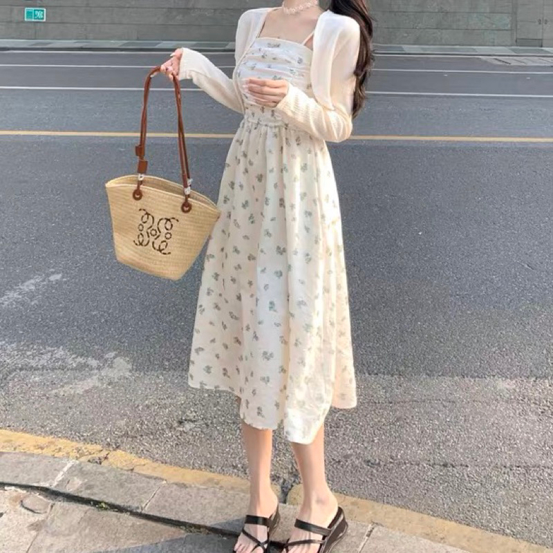 Set váy hai dây và áo cardigan dài tay dáng ngắn đầm cổ ngang eo cao vải nhún xoè chữ A màu be du lich đi biển