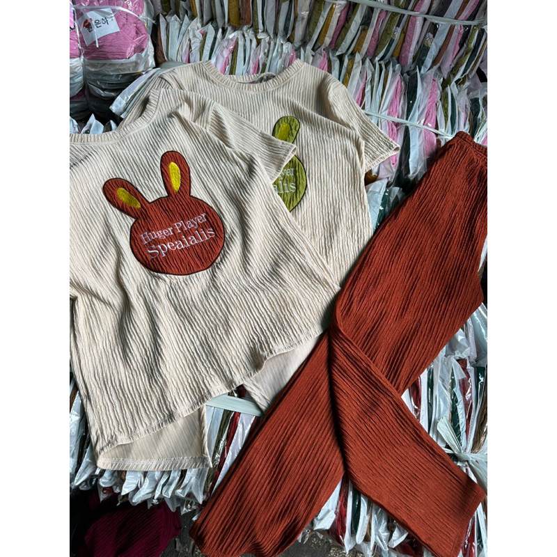 Set Bộ Xốp Nhún Áo Phông Đầu Micky Lưng Xẻ Tà + Quần Ống Ôm