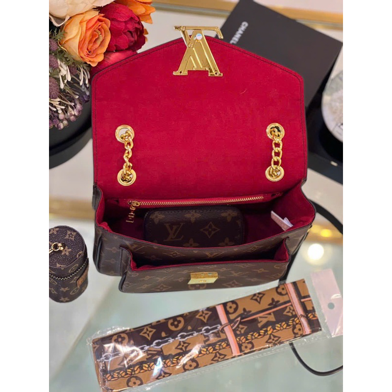 Túi Xách LV Khoá Đen  -  By Anh Dinh Phuong