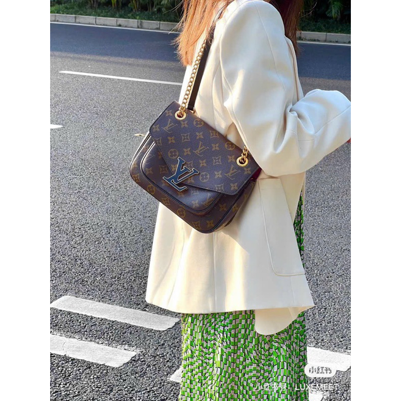 Túi Xách LV Khoá Đen  -  By Anh Dinh Phuong