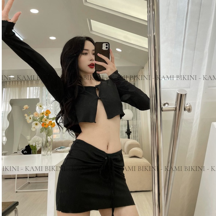 Set đồ 3 món sexy với áo crop dài tay, chân váy và quần mặc trong