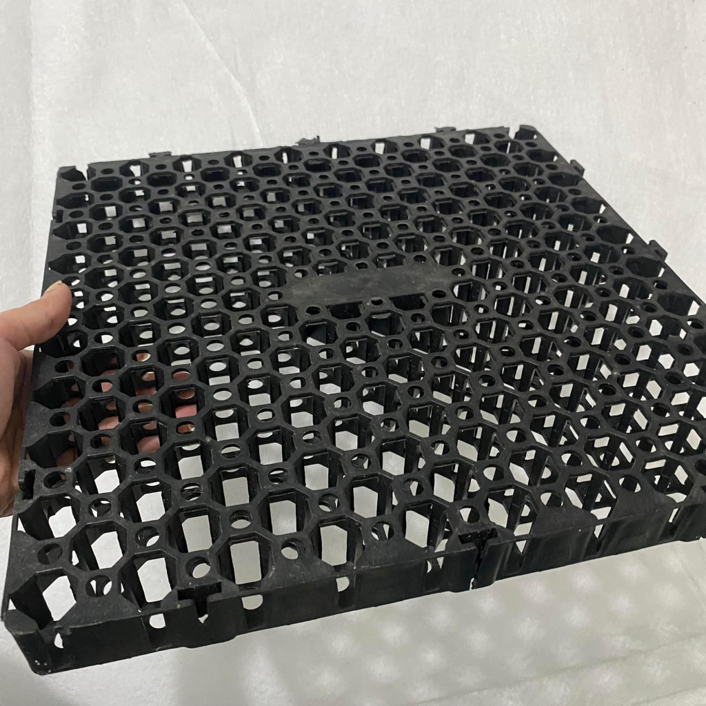 Vỉ nhựa thoát nước lót sàn trồng cây sân thượng Quang Anh màu đen 333x333x33mm