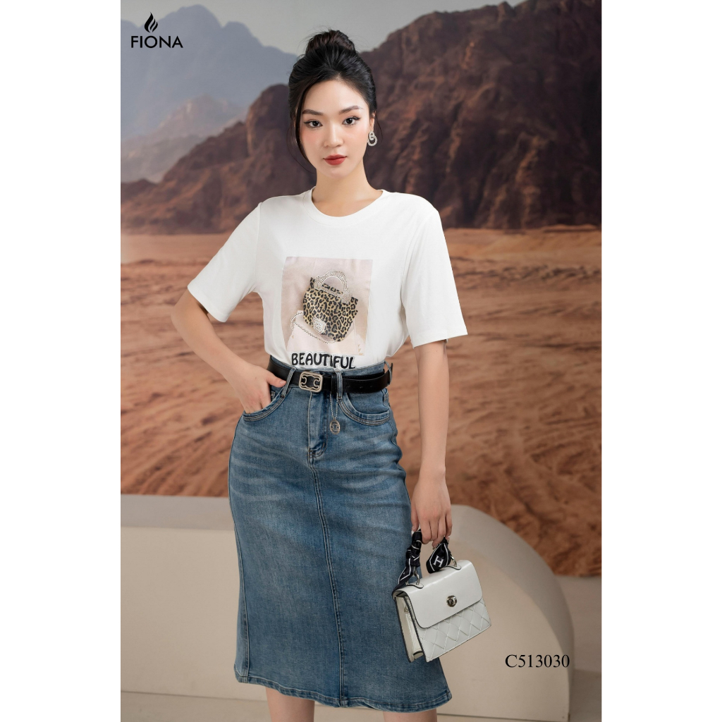 Áo thun nữ FIONA thiết kế áo cotton dáng suông cổ tròn họa tiết túi kèm chữ trẻ trung C513030