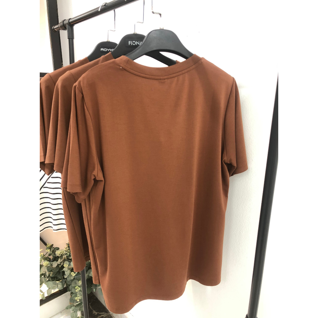 Áo thun nữ FIONA thiết kế áo cotton dáng suông cổ tròn họa tiết túi kèm chữ trẻ trung C513030