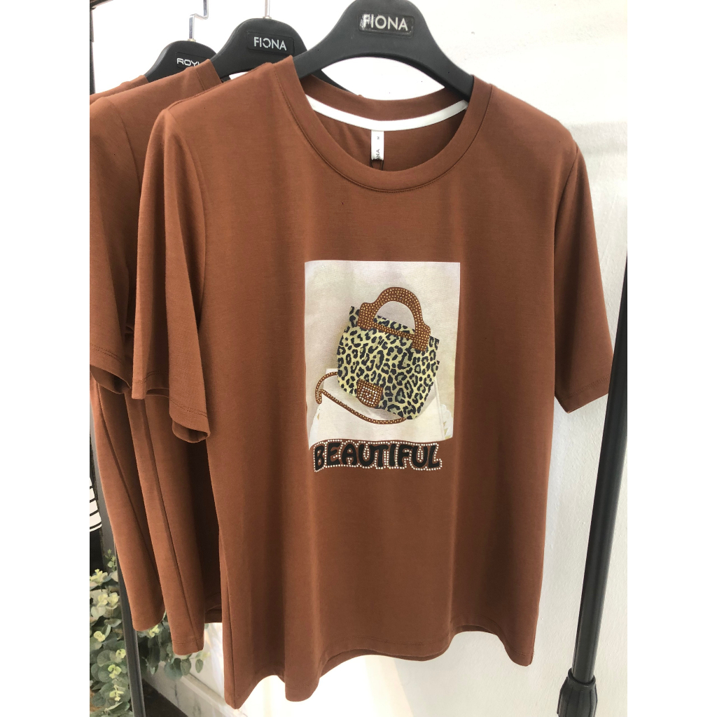 Áo thun nữ FIONA thiết kế áo cotton dáng suông cổ tròn họa tiết túi kèm chữ trẻ trung C513030