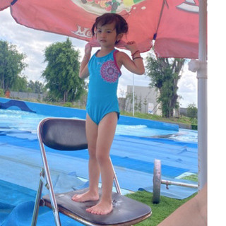 Bơi liền thân bé gái,lỗi nhỏ