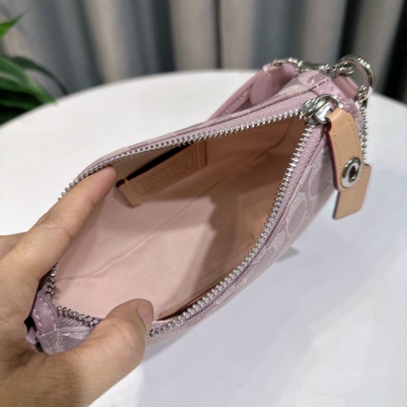 ✨✨Swinger 20 In Signature Denim✨Dáng túi kẹp nách đơn giản sang trọng