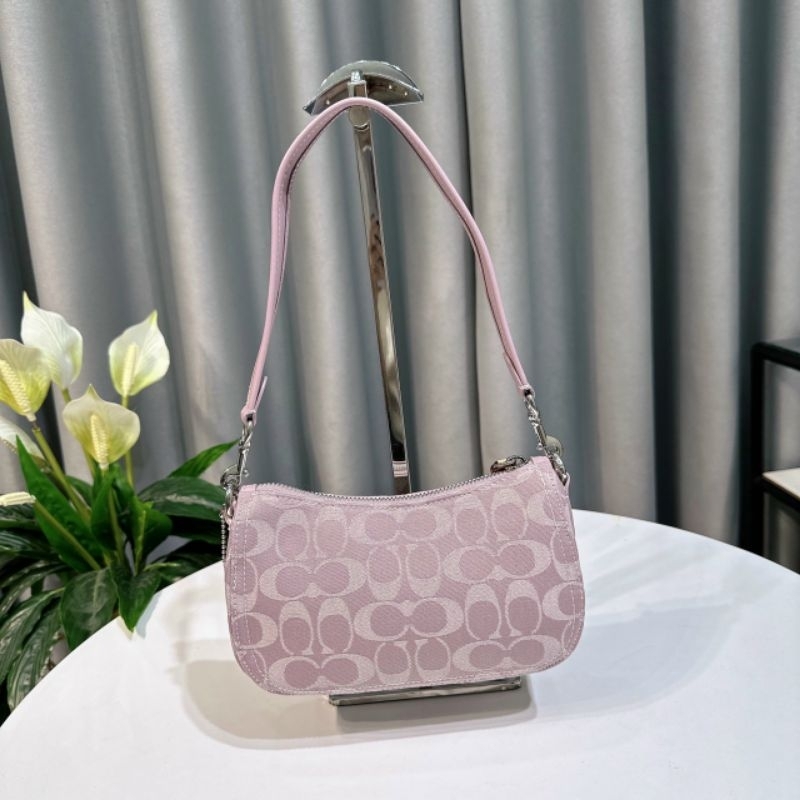 ✨✨Swinger 20 In Signature Denim✨Dáng túi kẹp nách đơn giản sang trọng