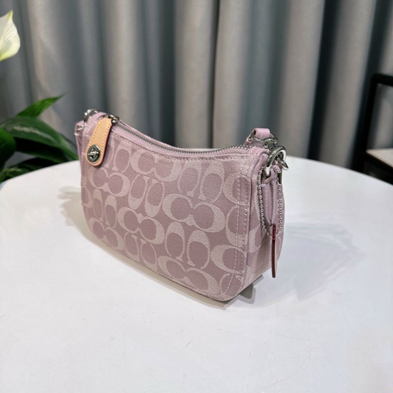 ✨✨Swinger 20 In Signature Denim✨Dáng túi kẹp nách đơn giản sang trọng