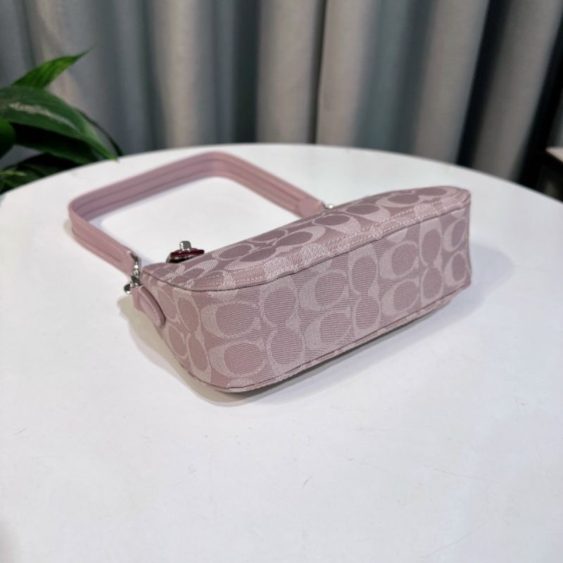 ✨✨Swinger 20 In Signature Denim✨Dáng túi kẹp nách đơn giản sang trọng