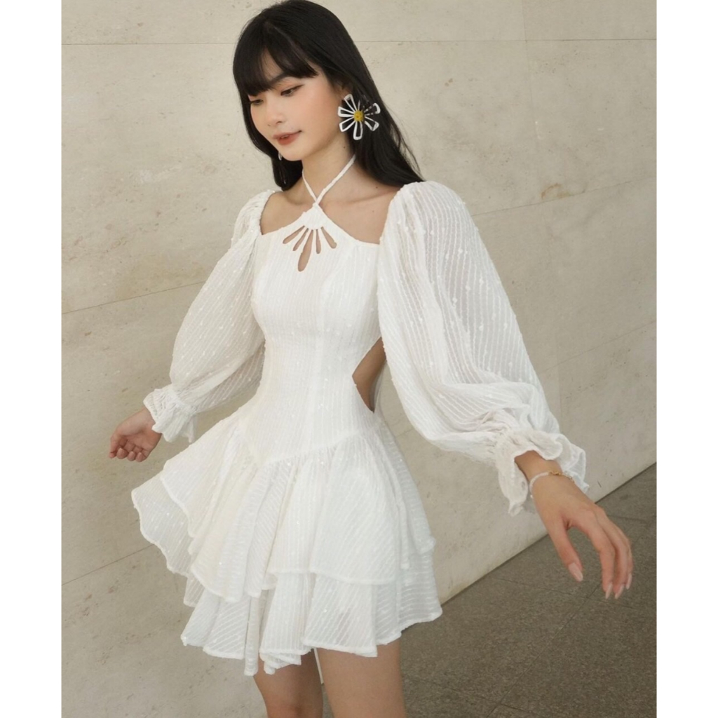 ĐẦM TRẮNG REN BI CỔ YẾM TAY DÀI RỚT VAI💦 Cuốn hút với tông trắng công chúa. Hài hoà với những đường may tỉ mỉ, tay phồn