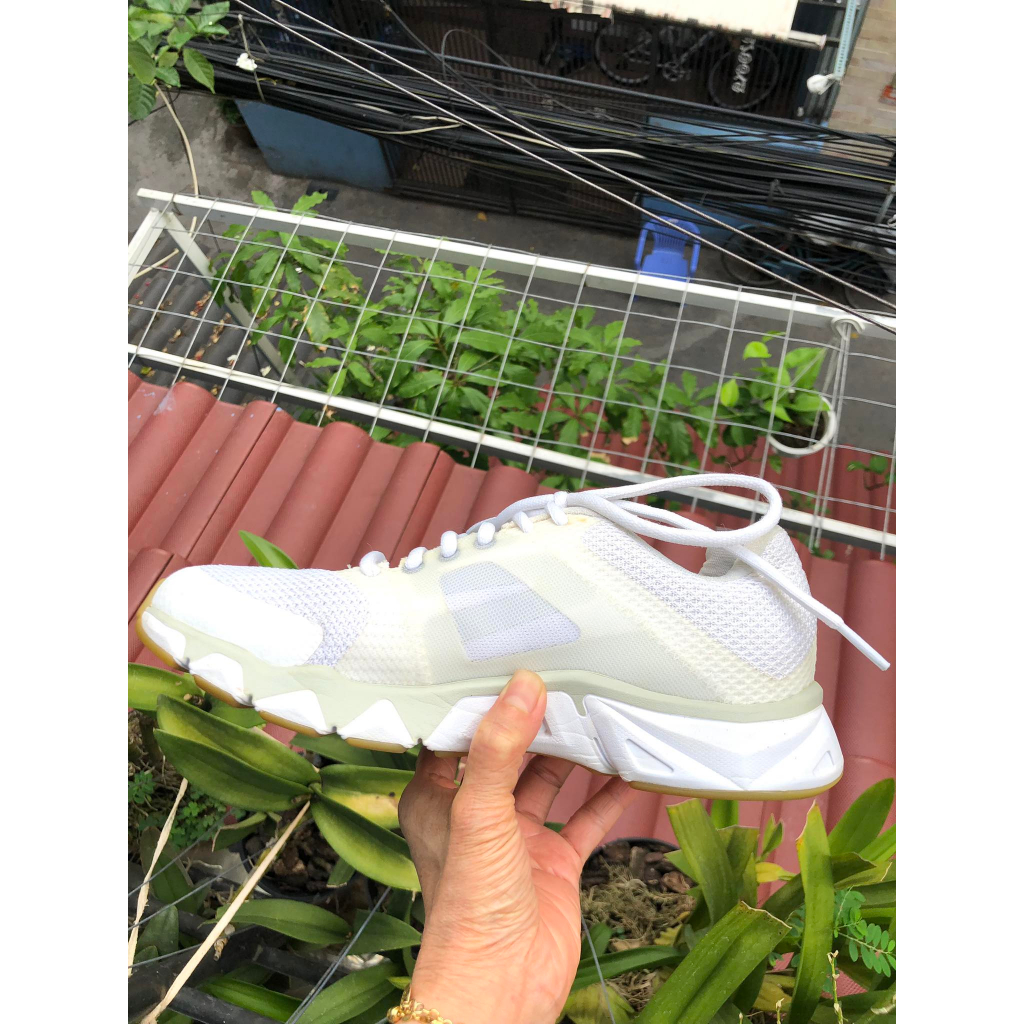 Đôi giày thể thao hiệu Descente chính hãng, đã qua sử dụng