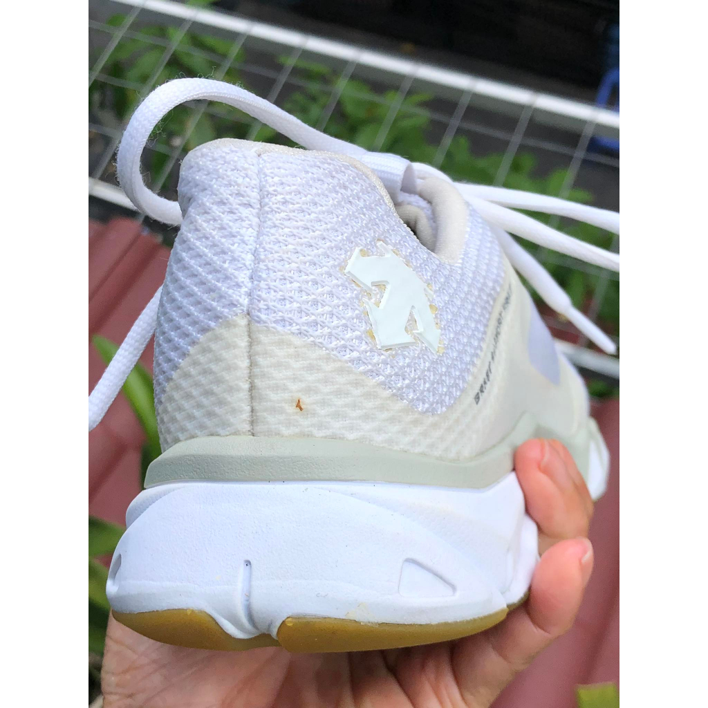 Đôi giày thể thao hiệu Descente chính hãng, đã qua sử dụng