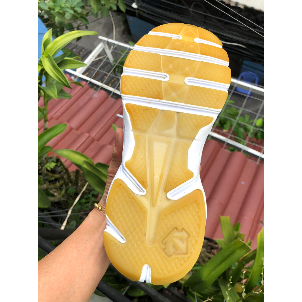 Đôi giày thể thao hiệu Descente chính hãng, đã qua sử dụng