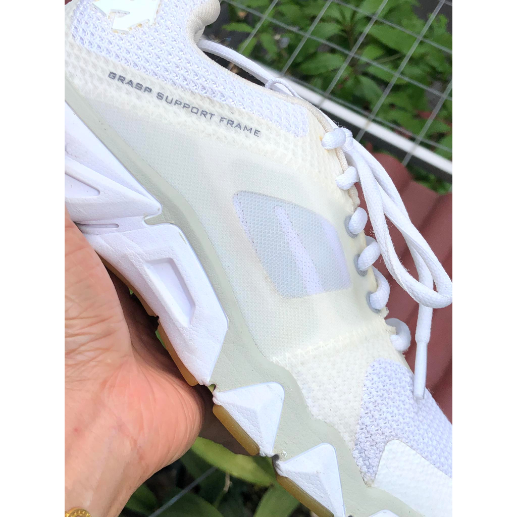 Đôi giày thể thao hiệu Descente chính hãng, đã qua sử dụng