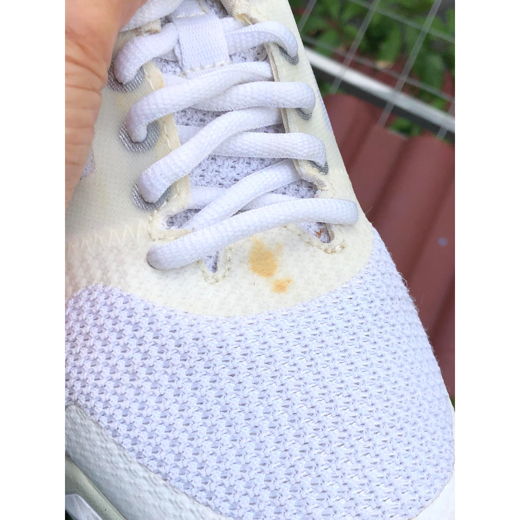 Đôi giày thể thao hiệu Descente chính hãng, đã qua sử dụng