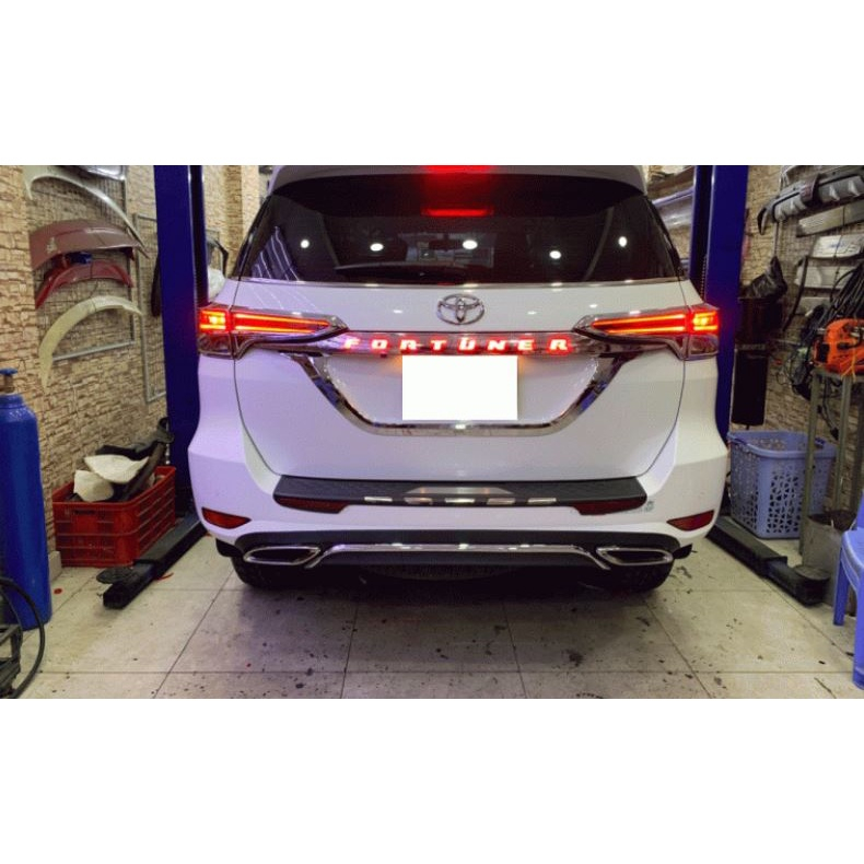 Ốp tay mở cốp có đèn Toyota Fortuner 2019- 2023