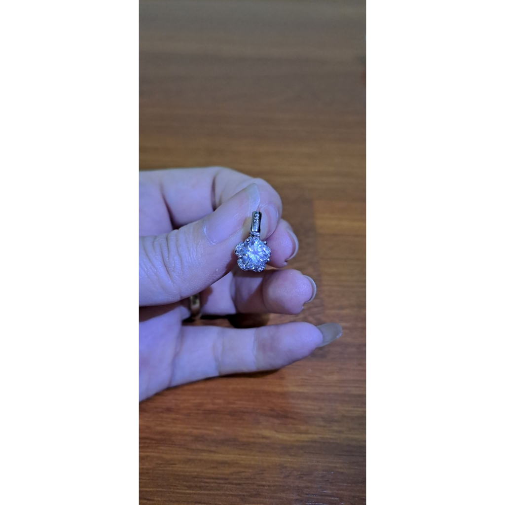 Chiếc mặt dây chuyền hoa Au 750 nhỏ xinh đính kim Moissanite