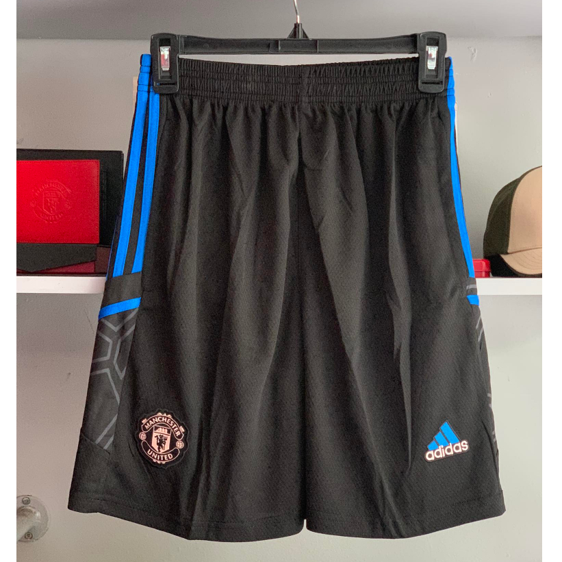 Quần shorts Training Das MU-Đen sọc xanh logo hồng phấn