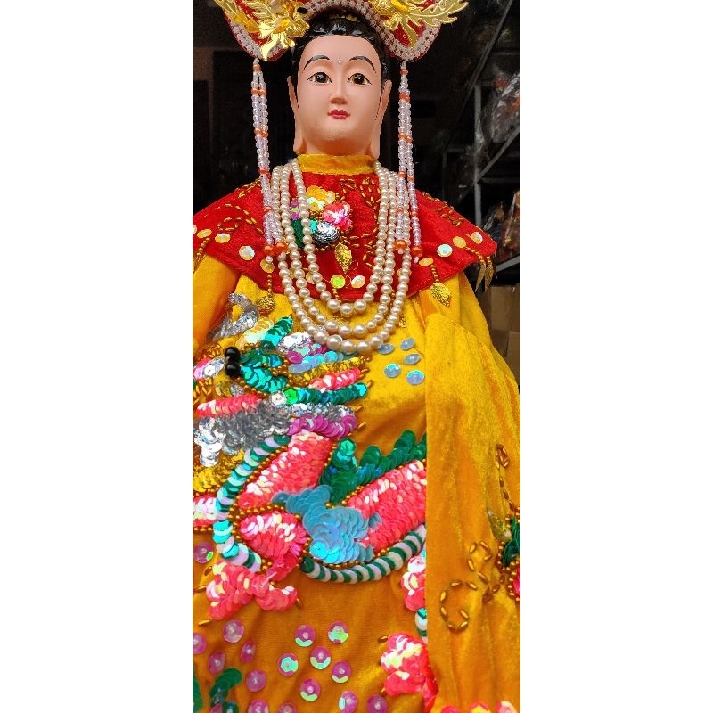 Tượng Đức Chúa Xứ Thánh Mẫu cao 55 cm, kèm áo mão, và chuỗi.