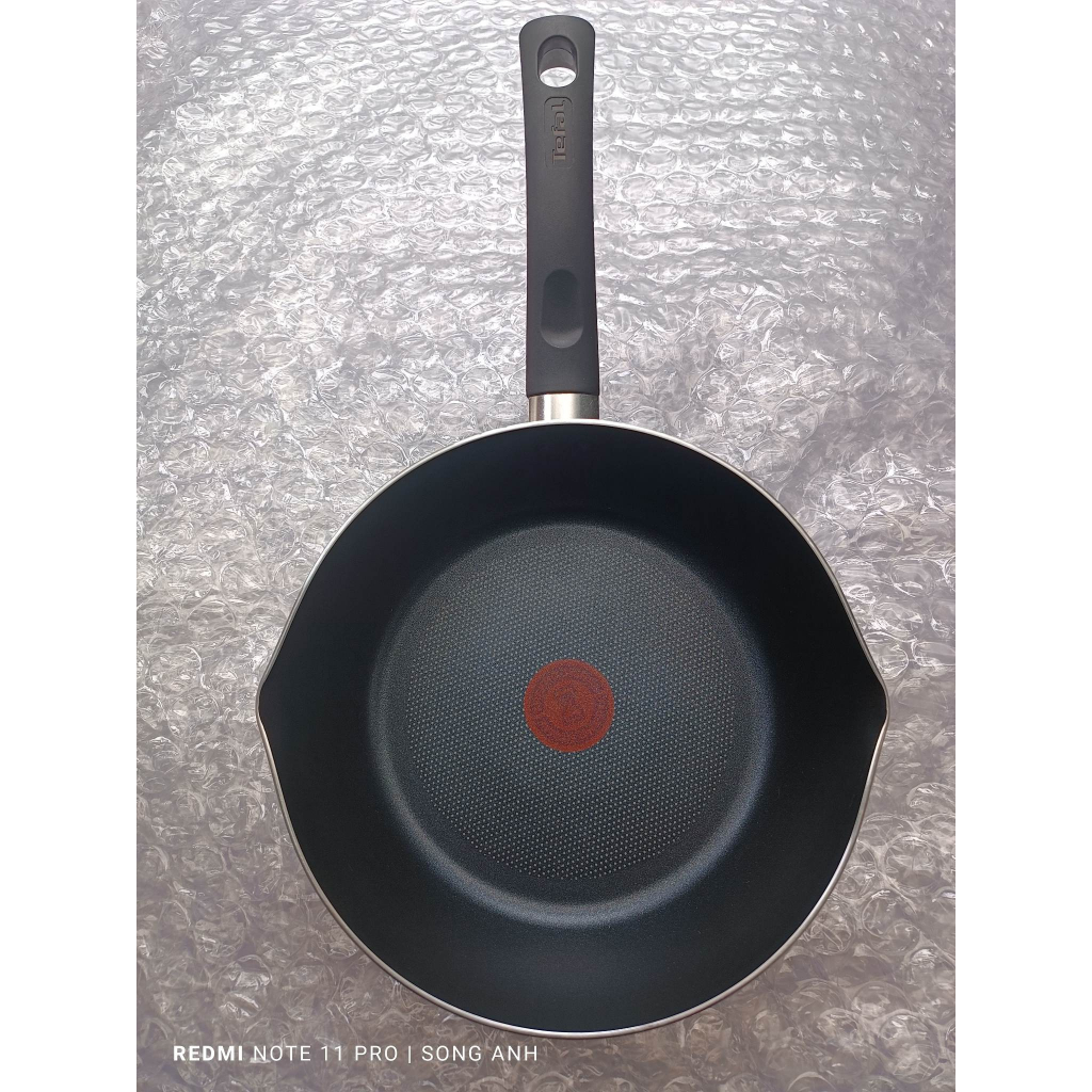 Chảo sâu lòng size 24cm Tefal Day By Day đáy từ, lòng chảo rộng, phẳng, nhẹ cực kì phù hợp cho món xào rán