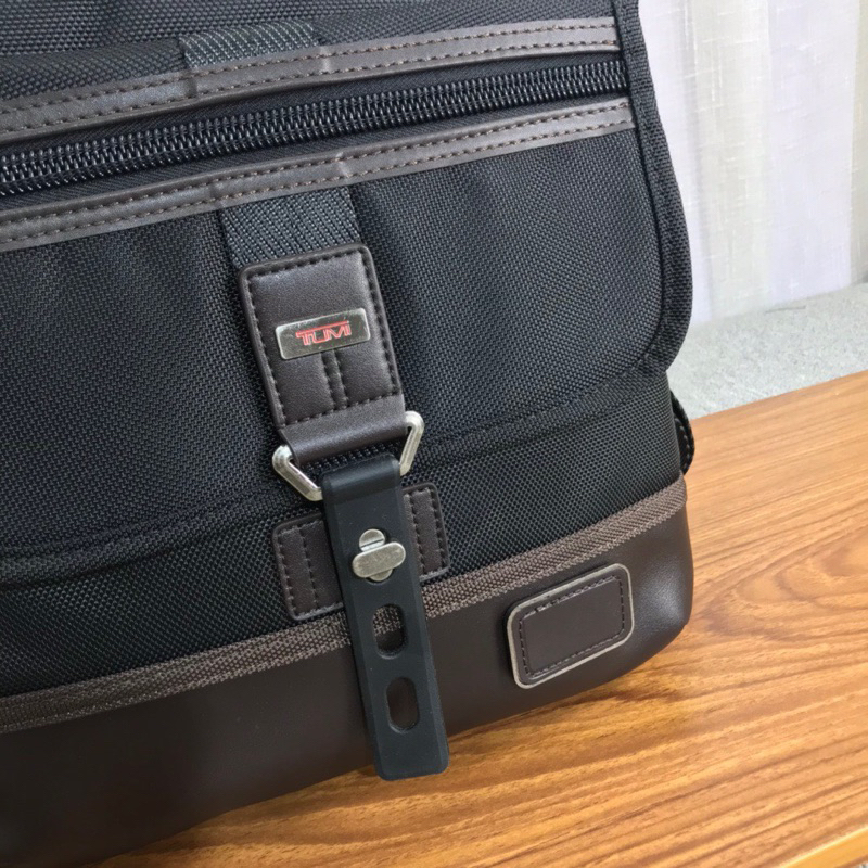 Túi Tumi đeo chéo