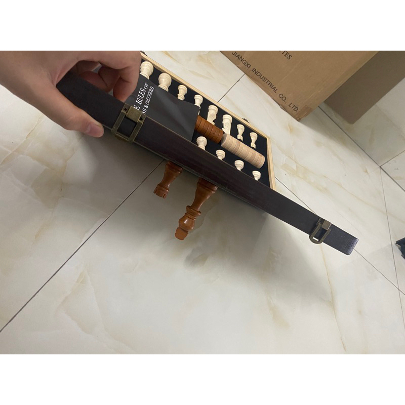 Bàn cờ vua nam châm bằng gỗ óc chó cao cấp kích thước 39x39 cm