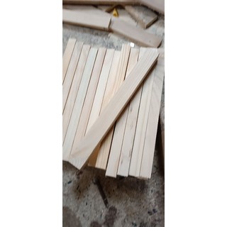 Thanh gỗ thông rộng 3cm dày 2cm bào nhẵn 4 mặt.