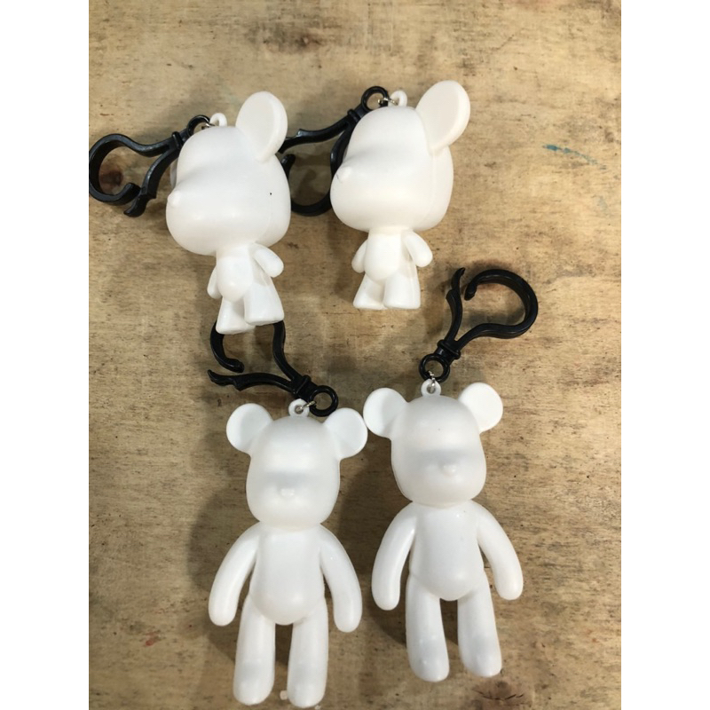 Phôi móc khóa gấu Bearbrick màu trắng 2 kiểu dáng loại mới có lỗ cắm ở chân phụ kiện DIY đổ màu tượng nhựa đồ chơi