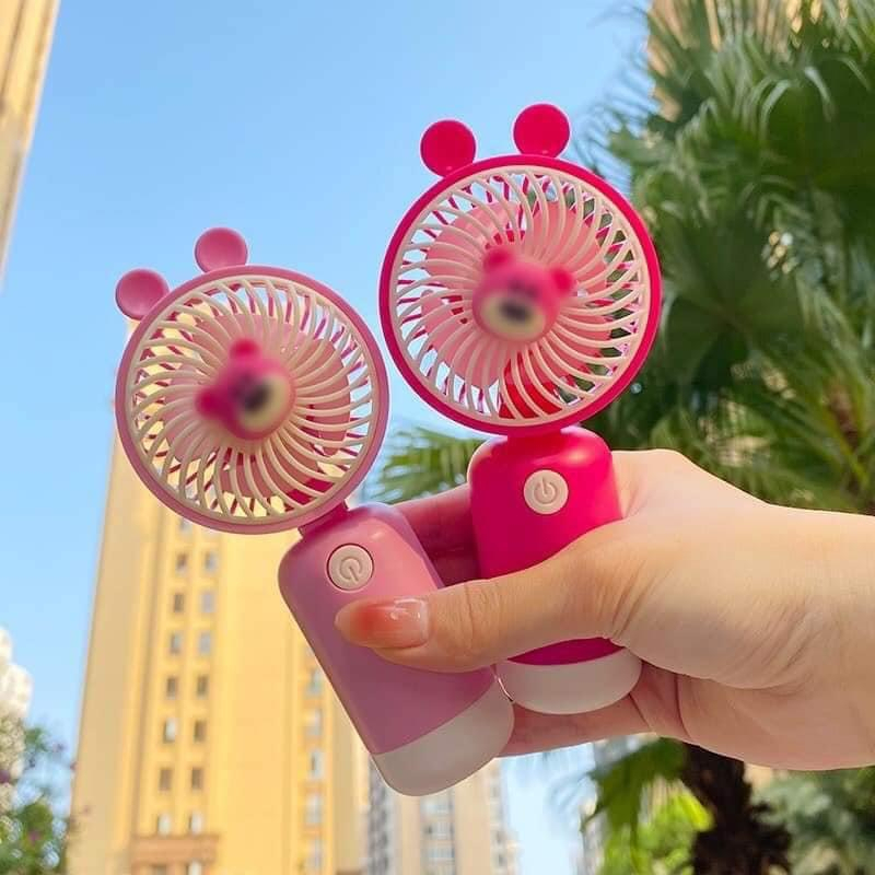 Quạt Cầm Tay Mini , Quạt Sạc Tích Điện Cầm Tay Gấu Dâu Lotso Màu Hồng, Quạt mini cầm tay gấu hồng nhỏ gọn, tiện lợi